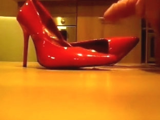 GERMAN - Sklave muss in meine Heels wichsen