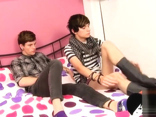 Two cute emos Louis and Jaye Elektra share hot anal ion