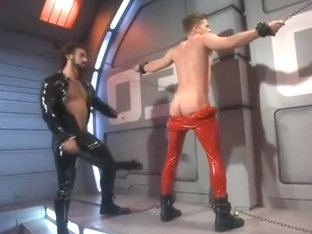 Esclavo castigado y torturado por su amo con pasion por el latex